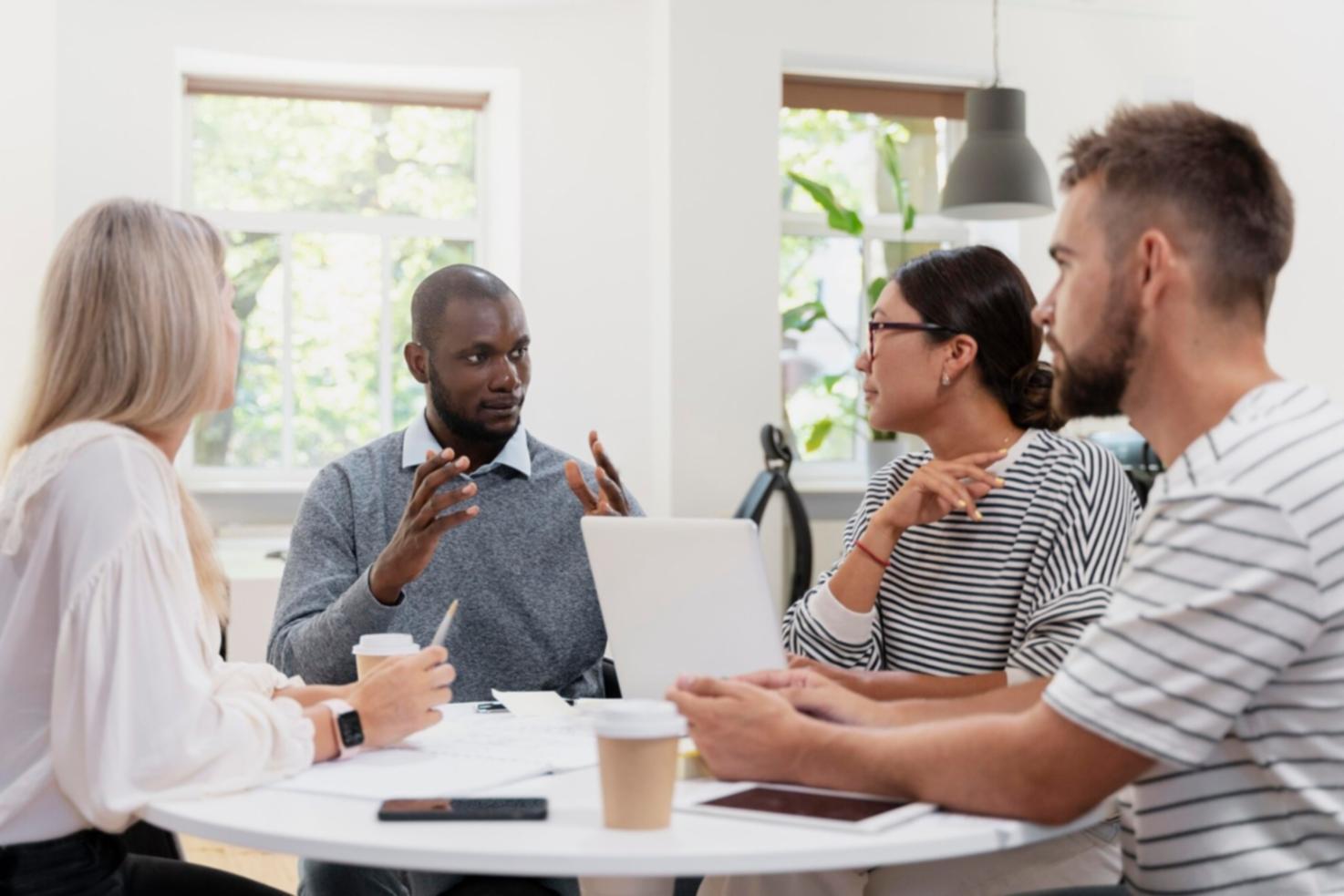Studenten bei der Analyse von Finanzberichten und Working Capital Kennzahlen